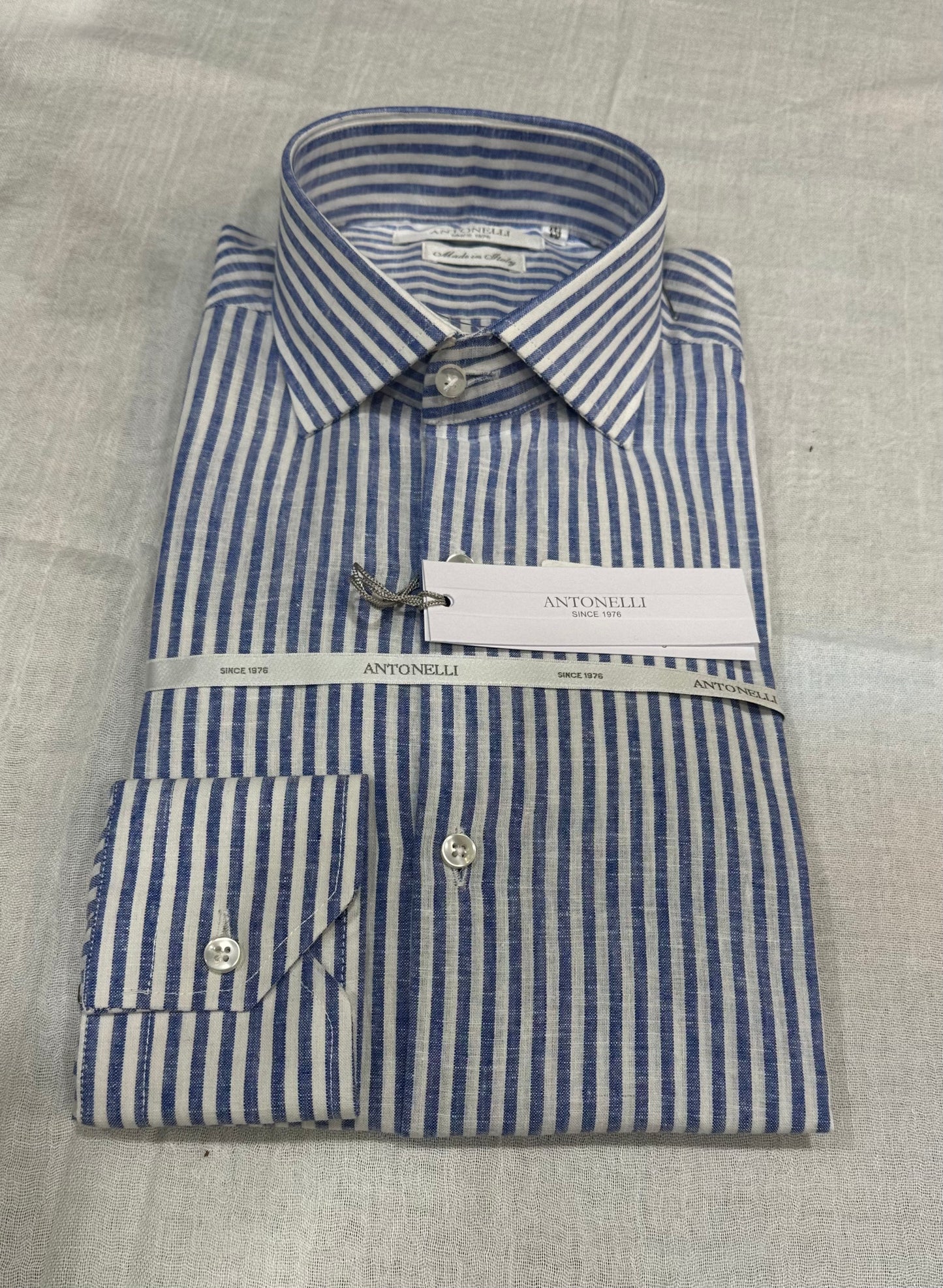 Camicia misto lino e cotone bianca bacchetta azzurra. Collo semi francese