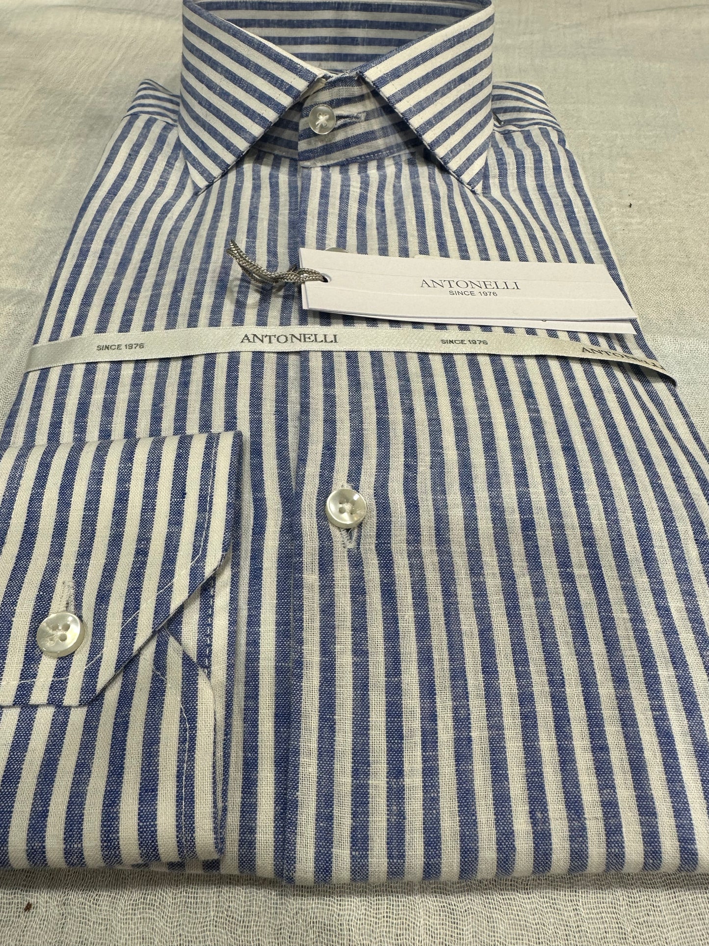 Camicia misto lino e cotone bianca bacchetta azzurra. Collo semi francese