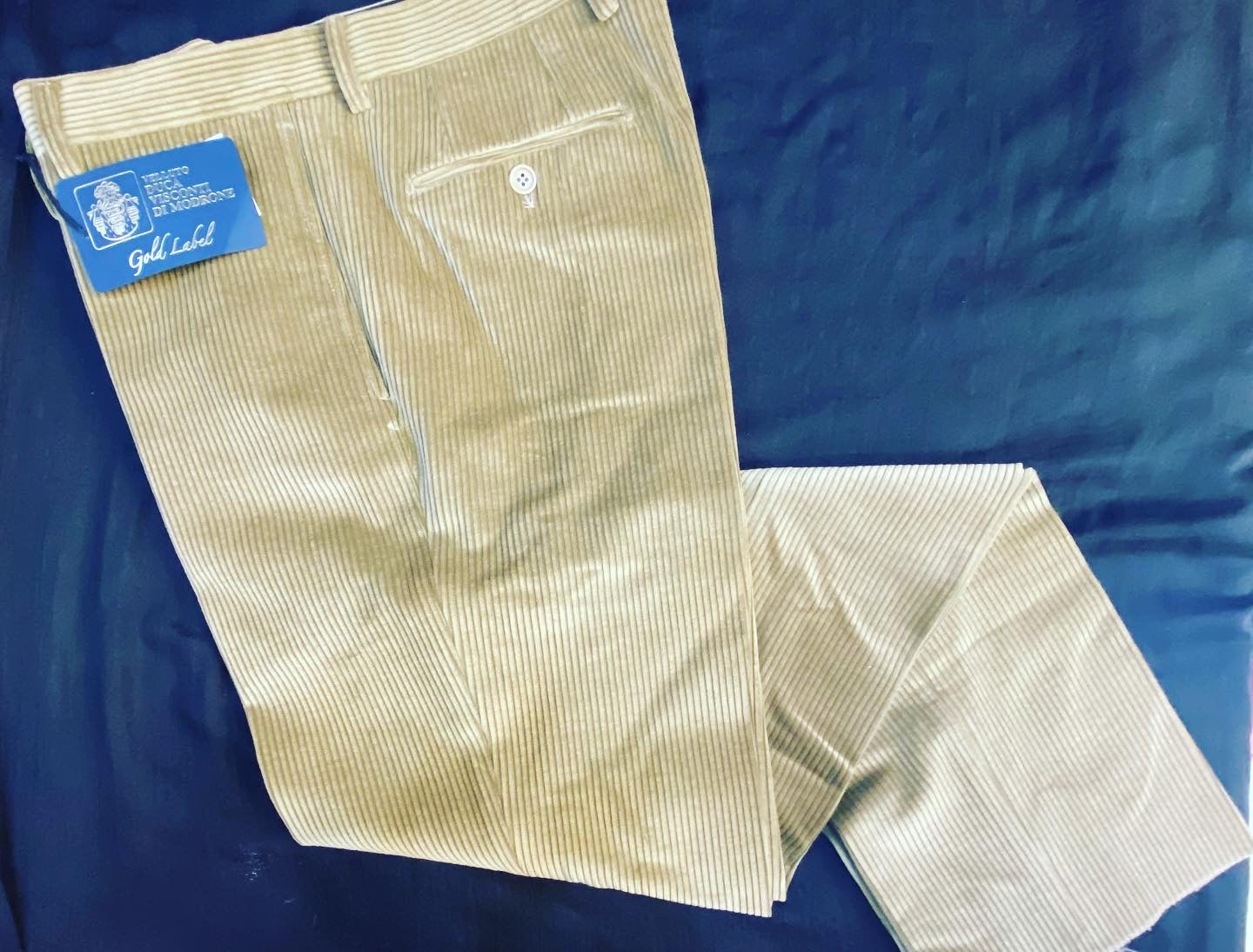 Pantalone velluto Miele Duca visconte di Modrone. Cotone elasticizzato sartoriale, ventre piatto tasca America.